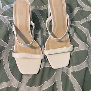 Low heel color white